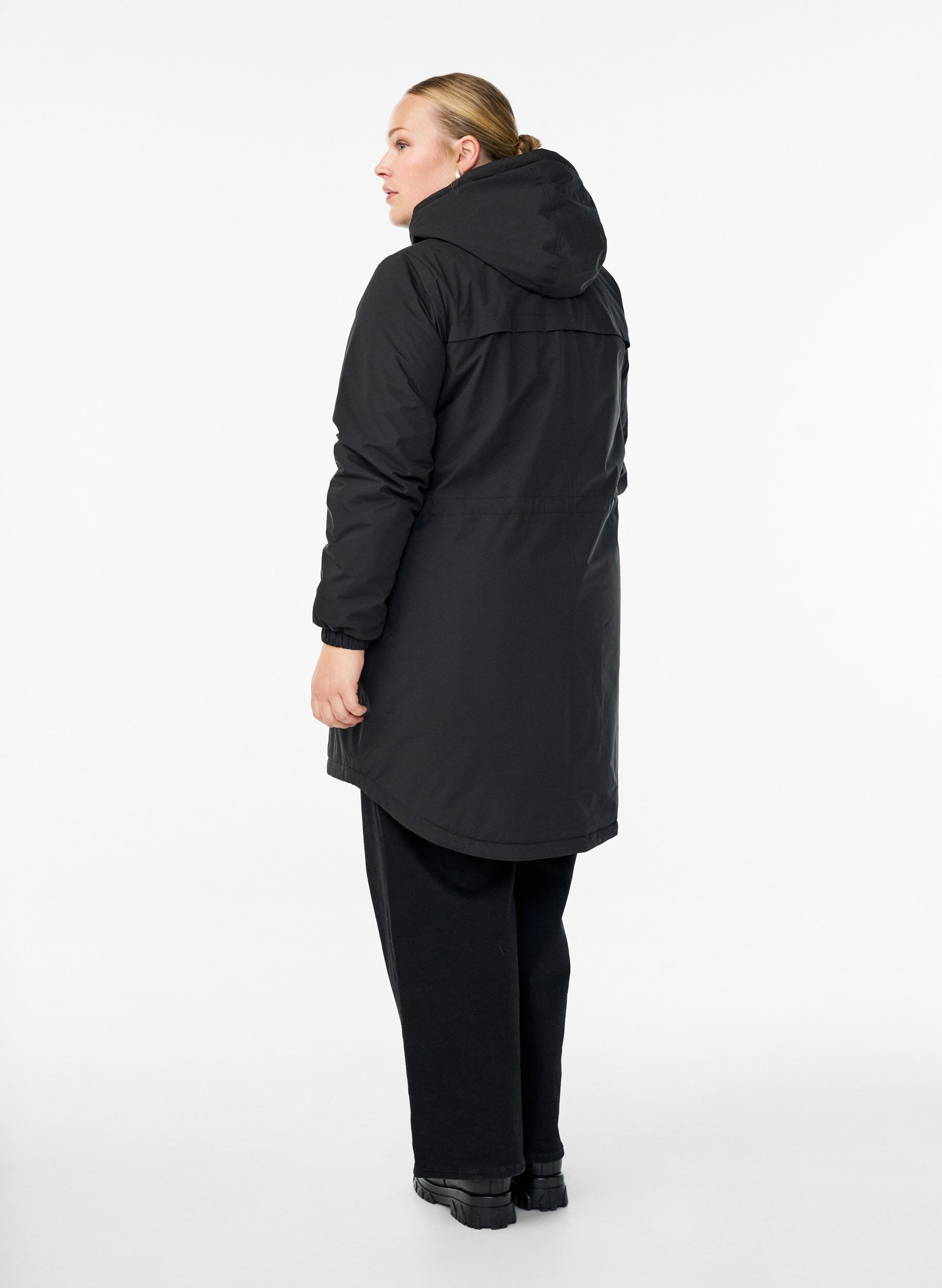 Zizzi Parka matelass&eacute;e l&eacute;g&egrave;re &agrave; capuche, Noir, Model image number 2