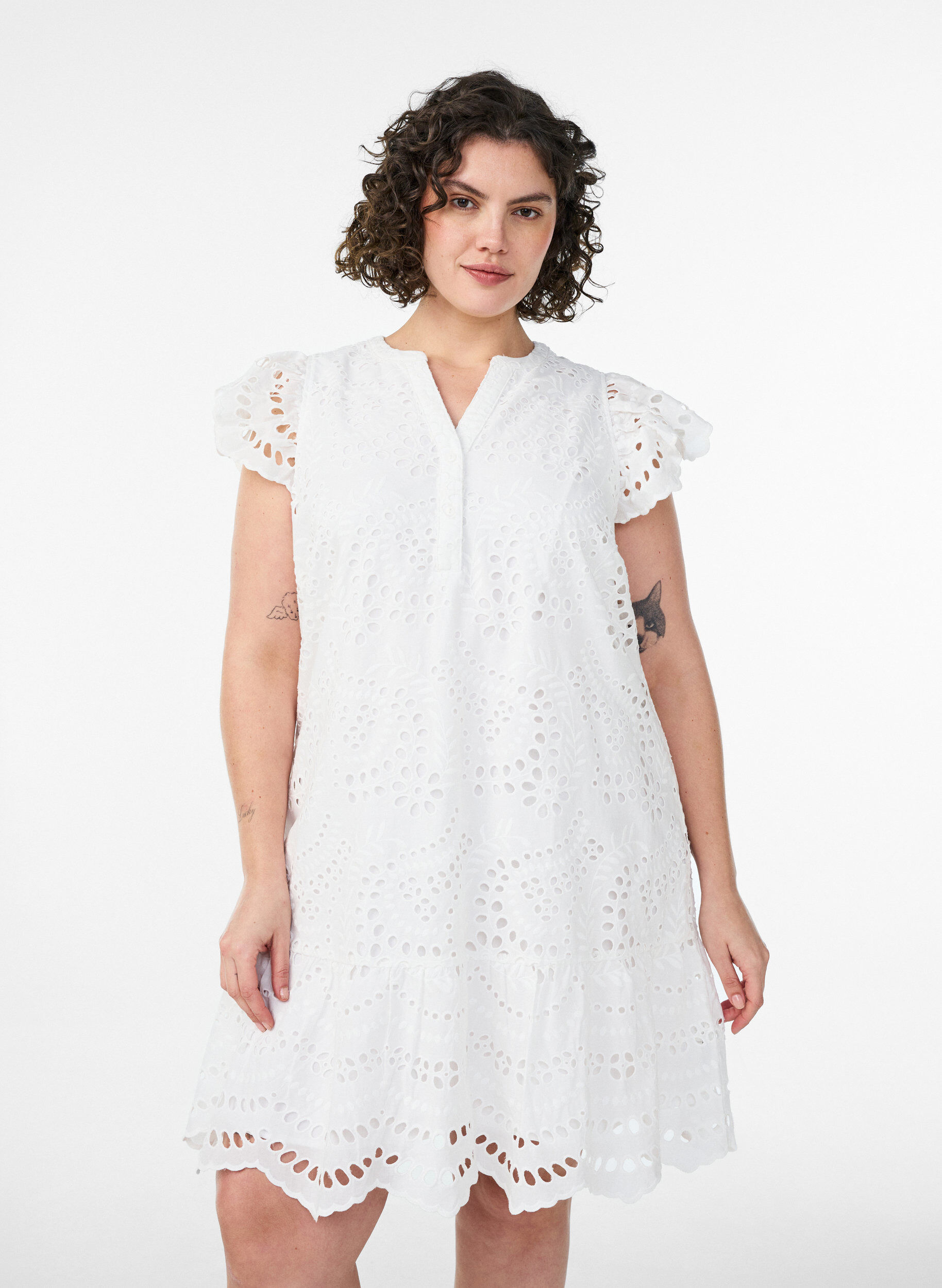 Zizzi Robe en broderie anglaise avec manches &agrave; volants, Blanc, Model image number 0