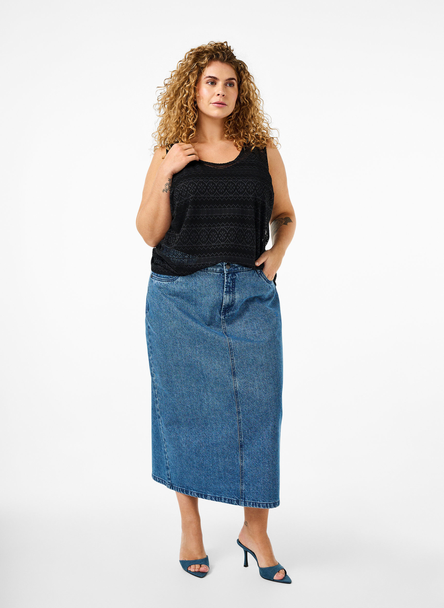 Zizzi Haut sans manches avec motif &agrave; trous, Black, Model image number 2