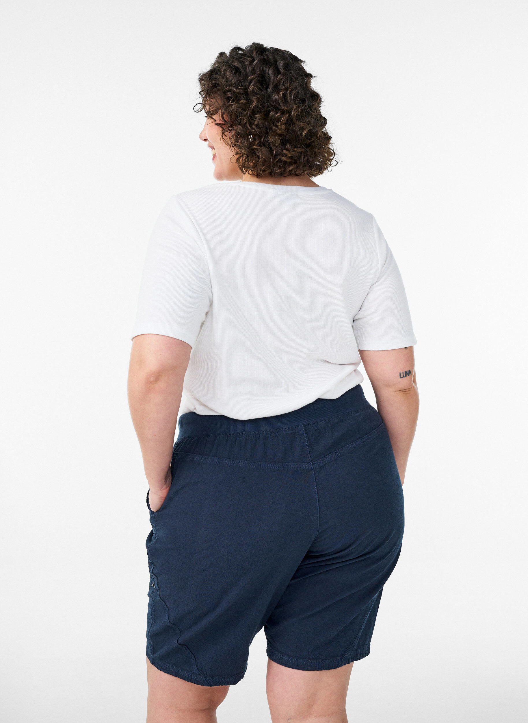 Zizzi Short en coton ample avec poches, Bleu, Model image number 2