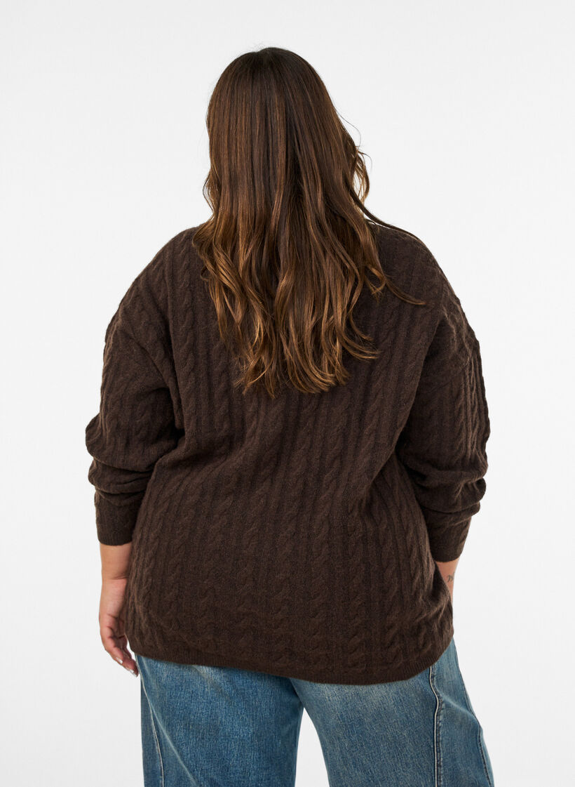 Blouse en maille torsad&eacute;e avec col en V, Marron, Model image number 2
