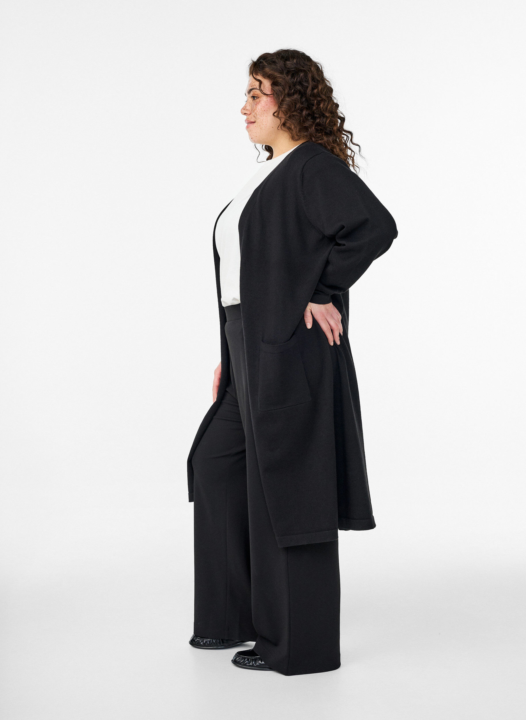 Zizzi FLASH - Cardigan long ouvert avec poches, Noir, Model image number 2