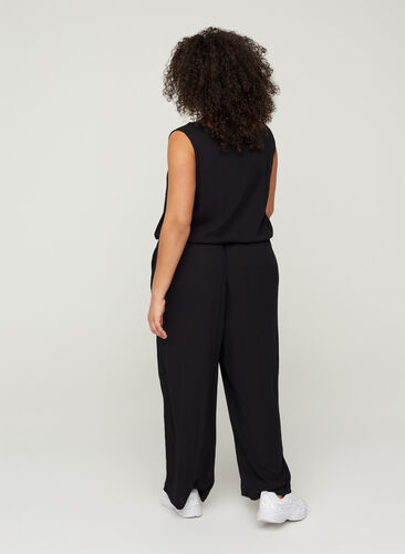 Viscose jumpsuit met tailleband en v-hals, Black, Model image number 0