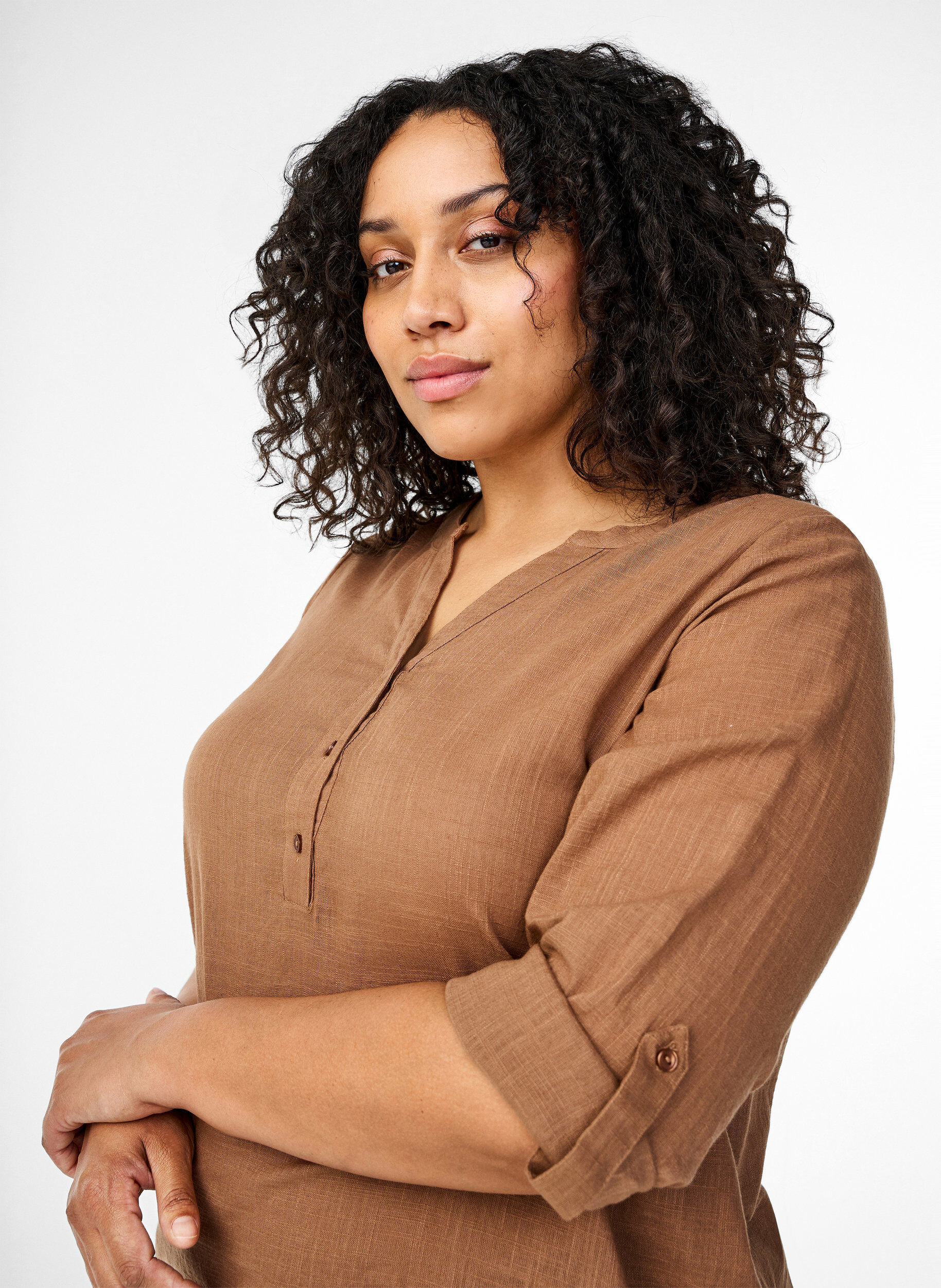 Zizzi Chemisier en coton &agrave; col en V, Coca Mocha, Model image number 2