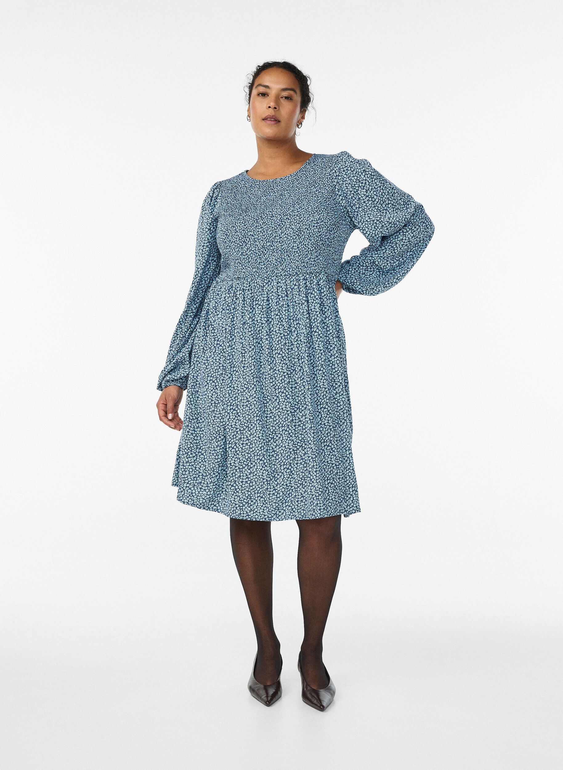 Zizzi Robe avec haut smock&eacute; et imprim&eacute; &agrave; petites fleurs, Bleu, Model image number 1