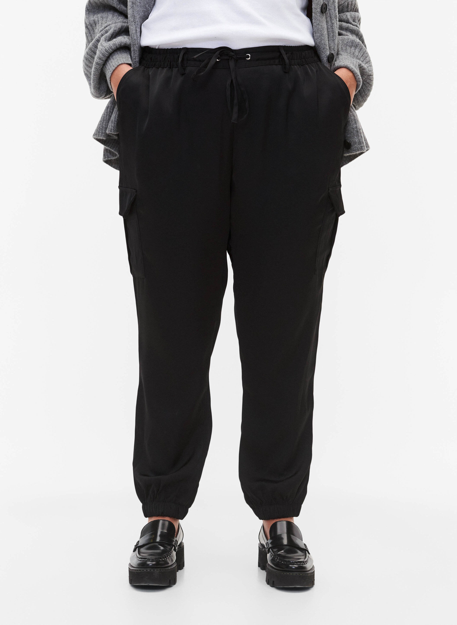 Zizzi Pantalons de cargaison en satin, Black, Model image number 2
