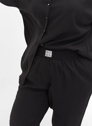 Pantalon ample en viscose avec bord élastiqué et poches, Black, Model image number 3