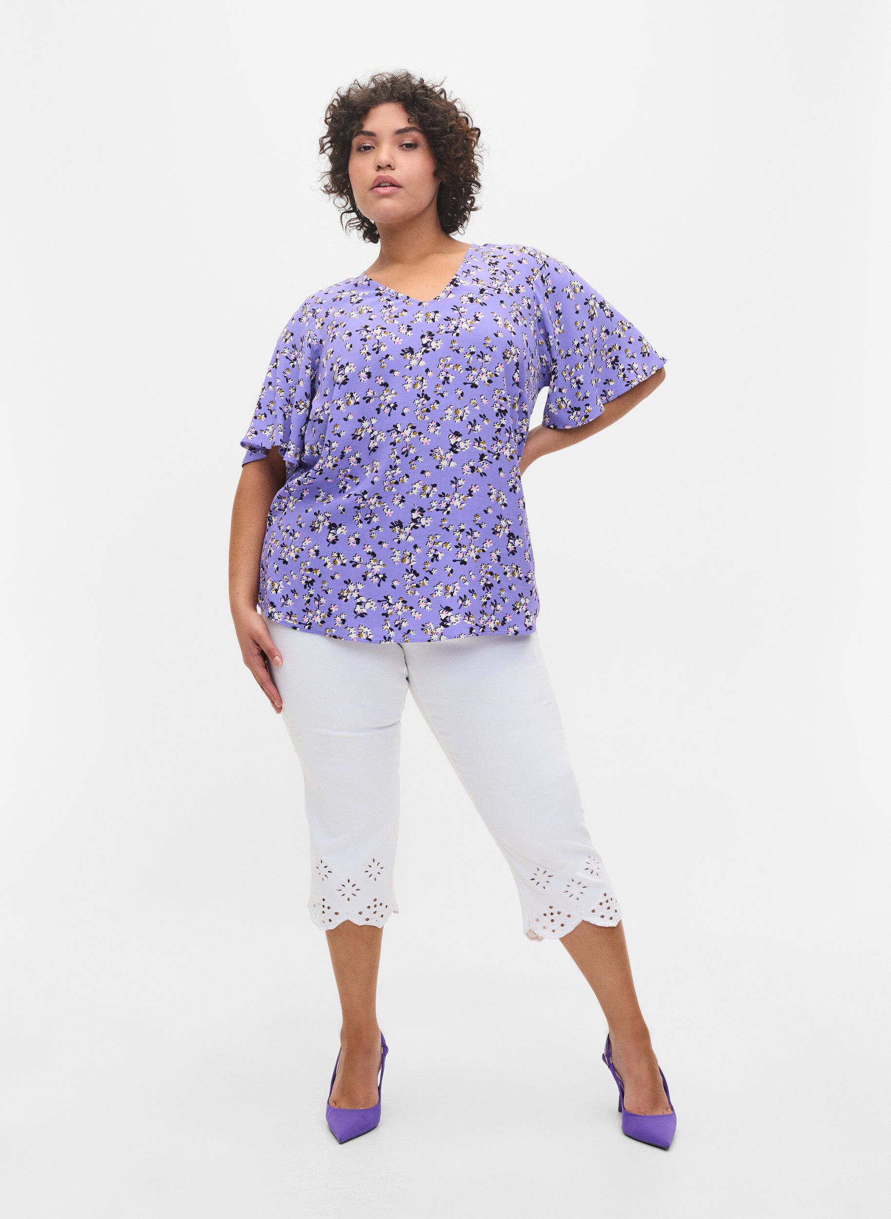 Zizzi Blouse en viscose &agrave; fleurs avec d&eacute;tails dans le dos , Lilac Flower Print, Model image number 3