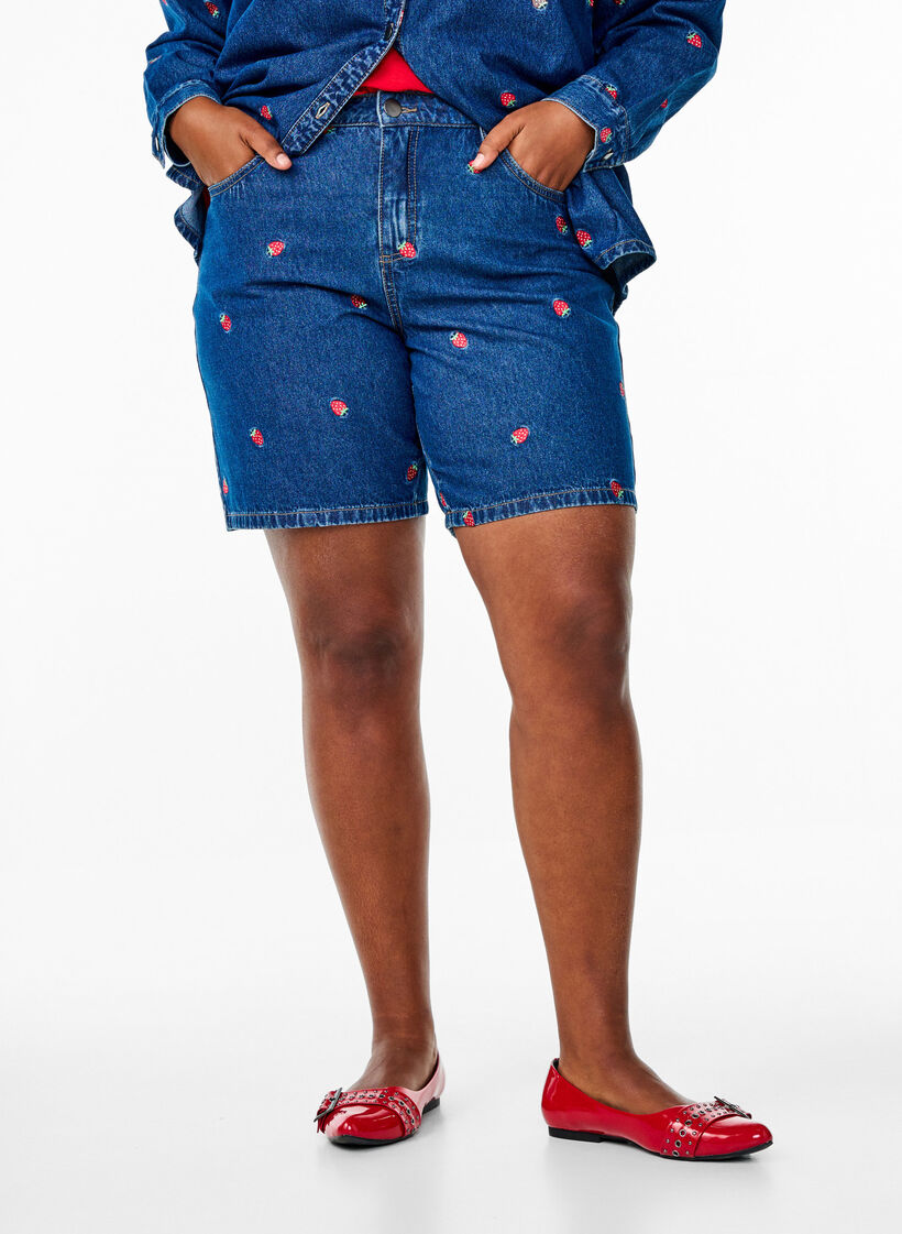 Shorts en jean avec fraises brod&eacute;es, Bleu, Model image number 2