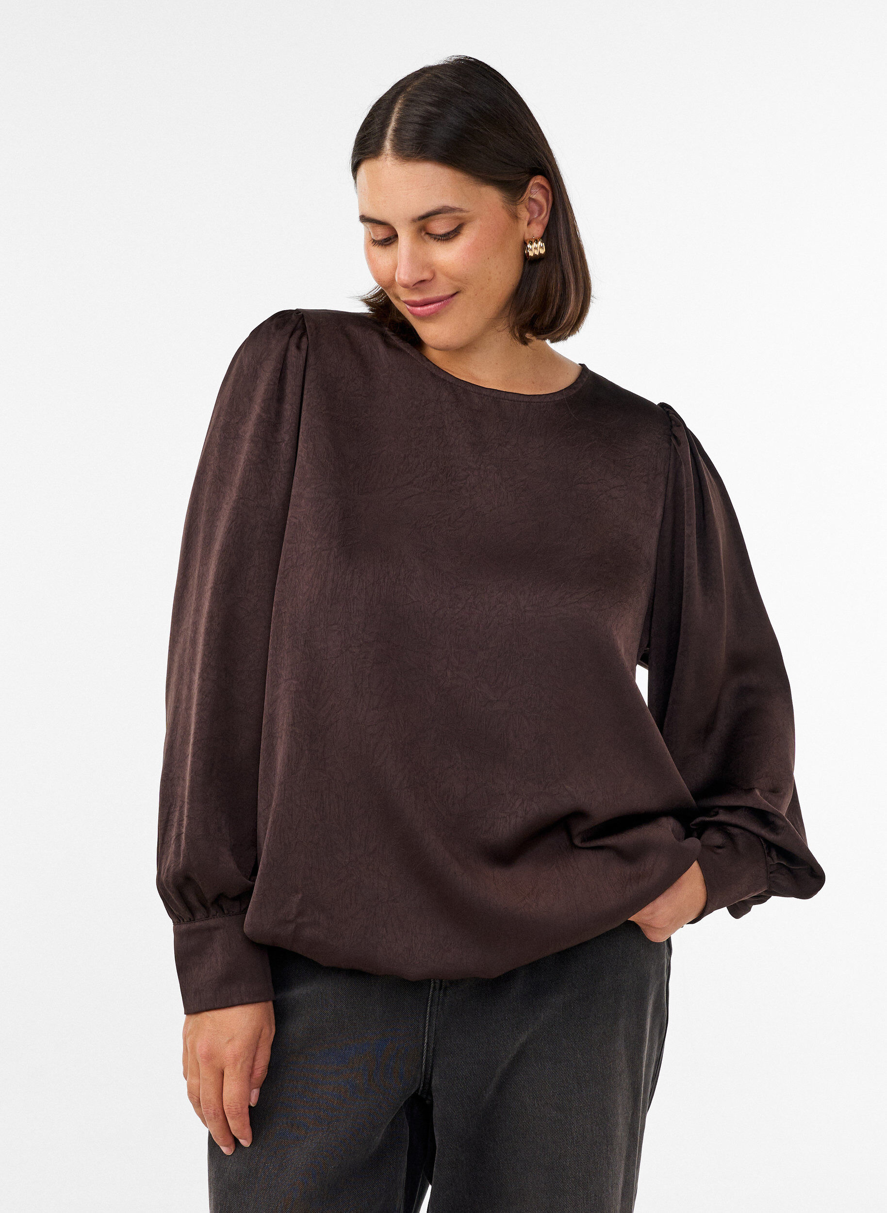 Blouse aspect satin&eacute; avec coupe ballon, Marron, Model
