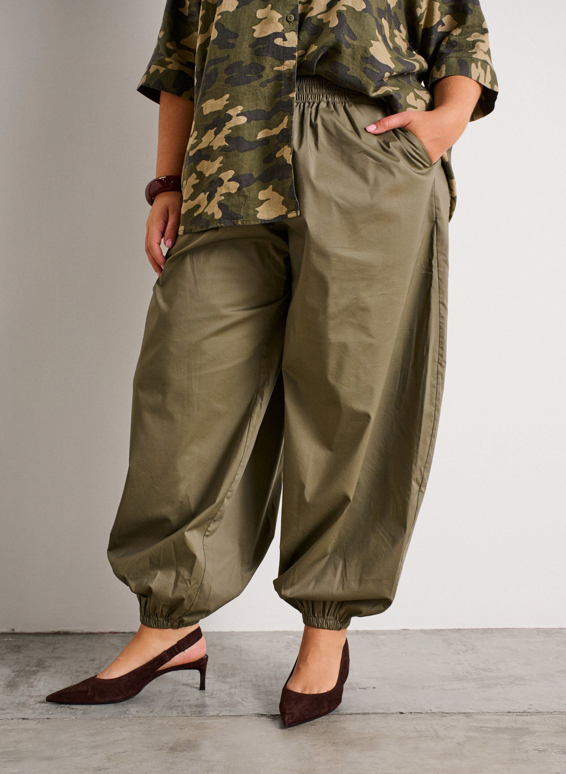 ZizziPantalon ballon avec poches et ceinture &eacute;lastique, Vert Kaki, Model image number 2