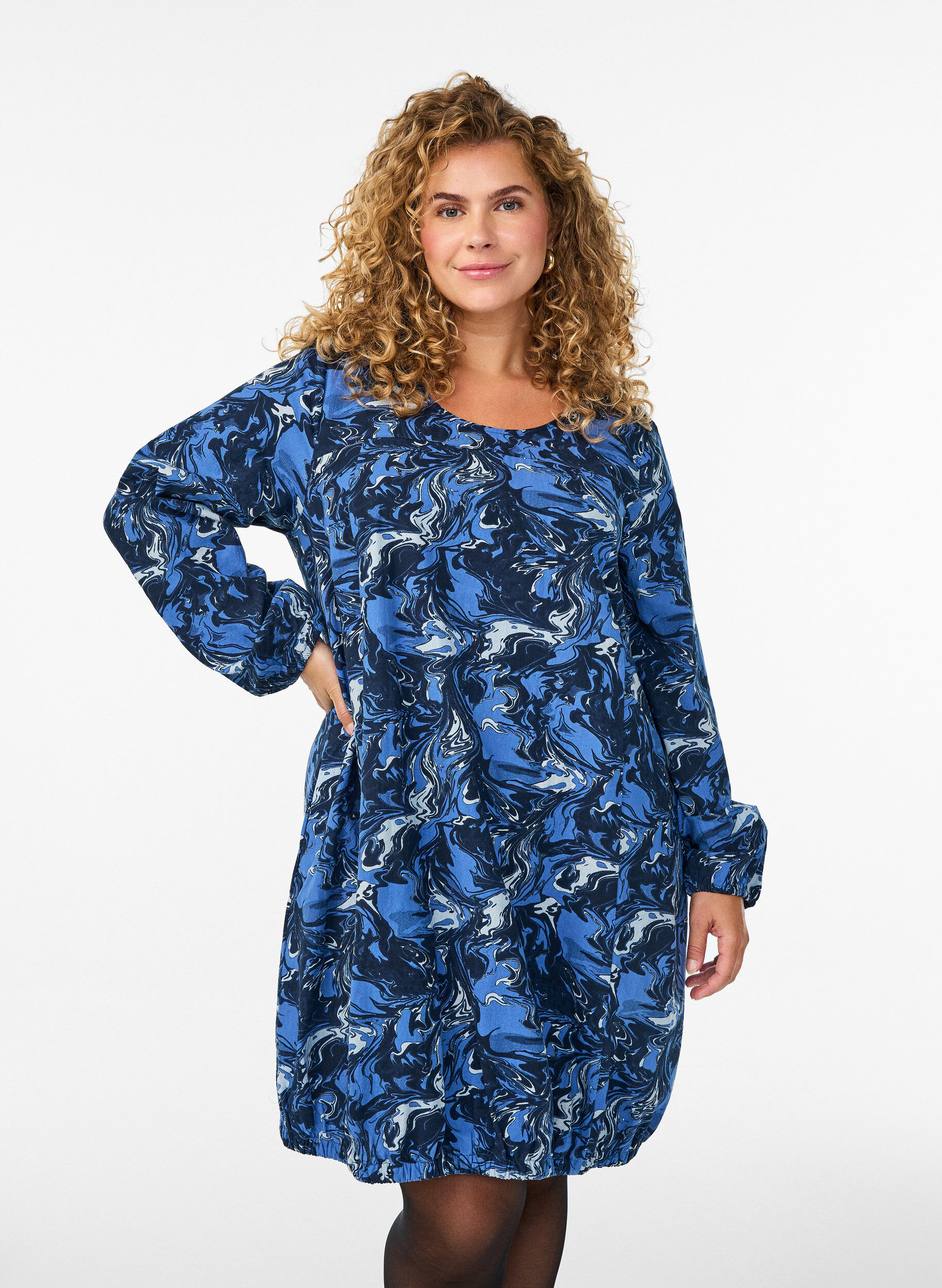 Zizzi Robe courte en coton avec un ourlet &eacute;lastique et des manches longues, Bleu, Model image number 0