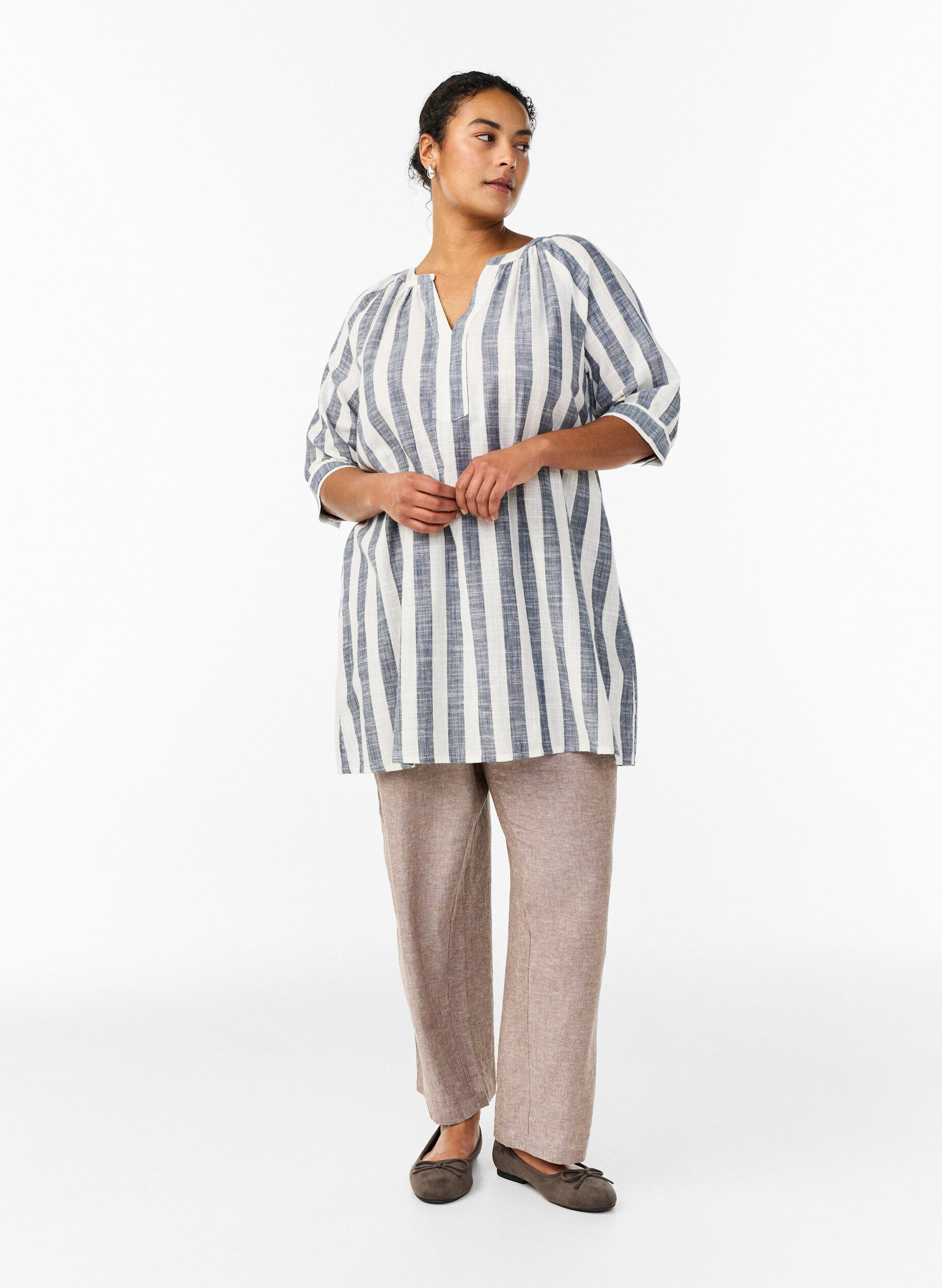 Zizzi Tunique en coton avec un col en V, Beige, Model image number 1