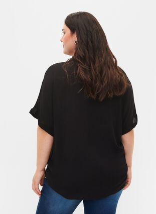 Chemise à manches courtes en viscose avec col en V, Black, Model image number 1