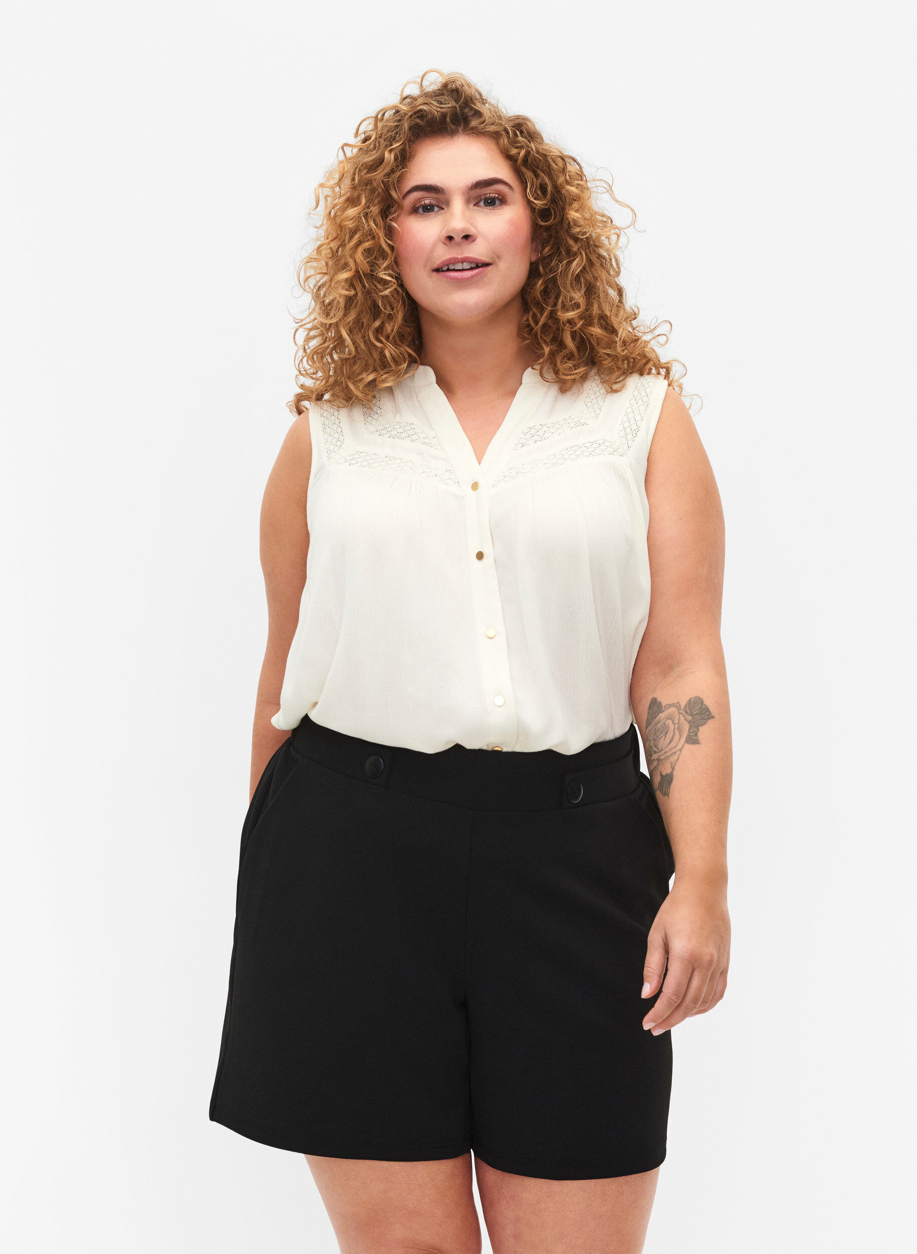 Short avec poches et coupe ample, Noir, Model