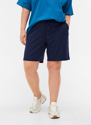 Short de couleur unie avec poches, Navy Blazer, Model image number 2
