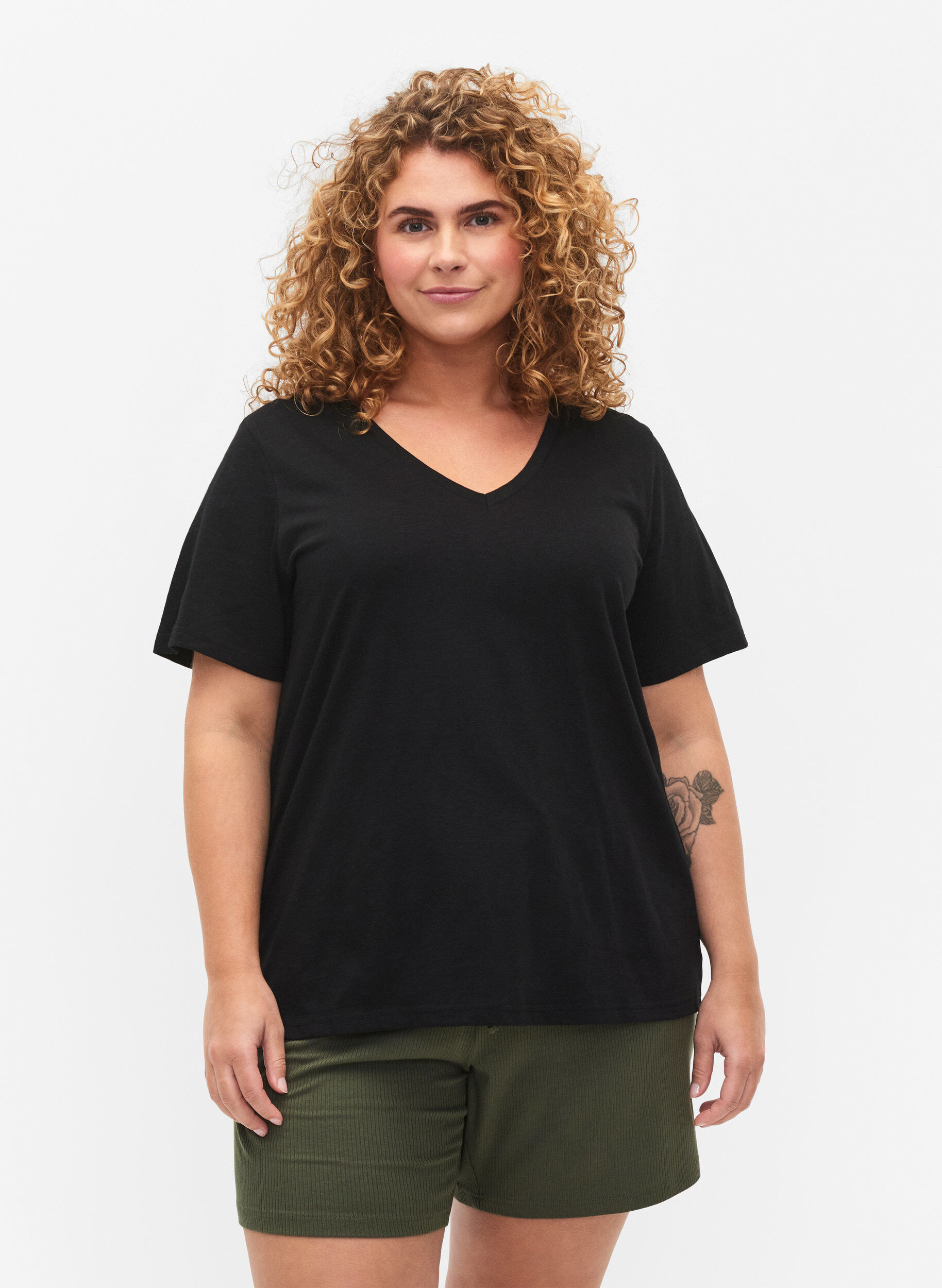 Basic t-shirt met korte mouwen en v-hals, Zwart, Model