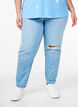 Jeans Mille mom-fit &agrave; d&eacute;tails effiloch&eacute;s, Bleu Clair, Model image number 2