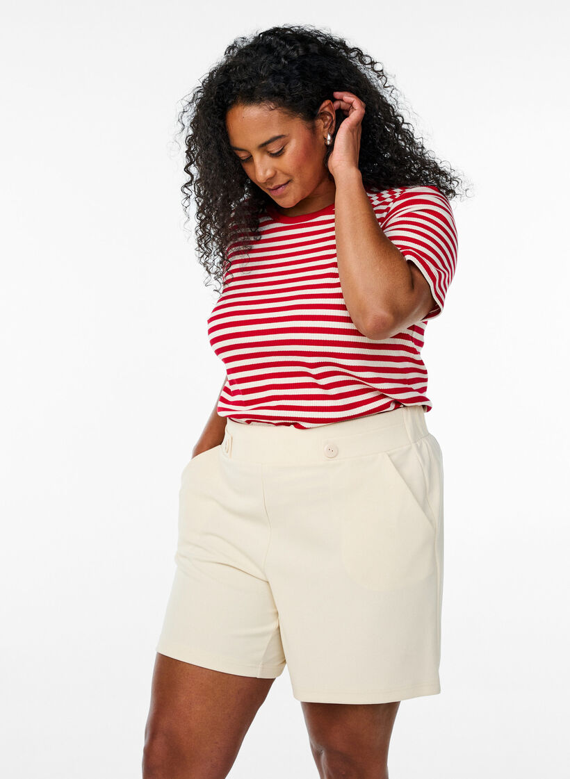 Short avec poches et coupe ample, Beige, Model image number 0