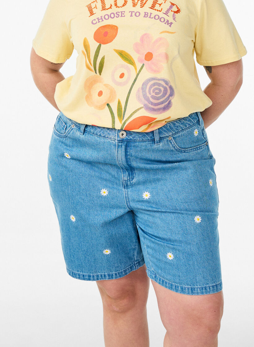 High waist denimshorts met bloemenborduursel, Blauw, Model image number 3