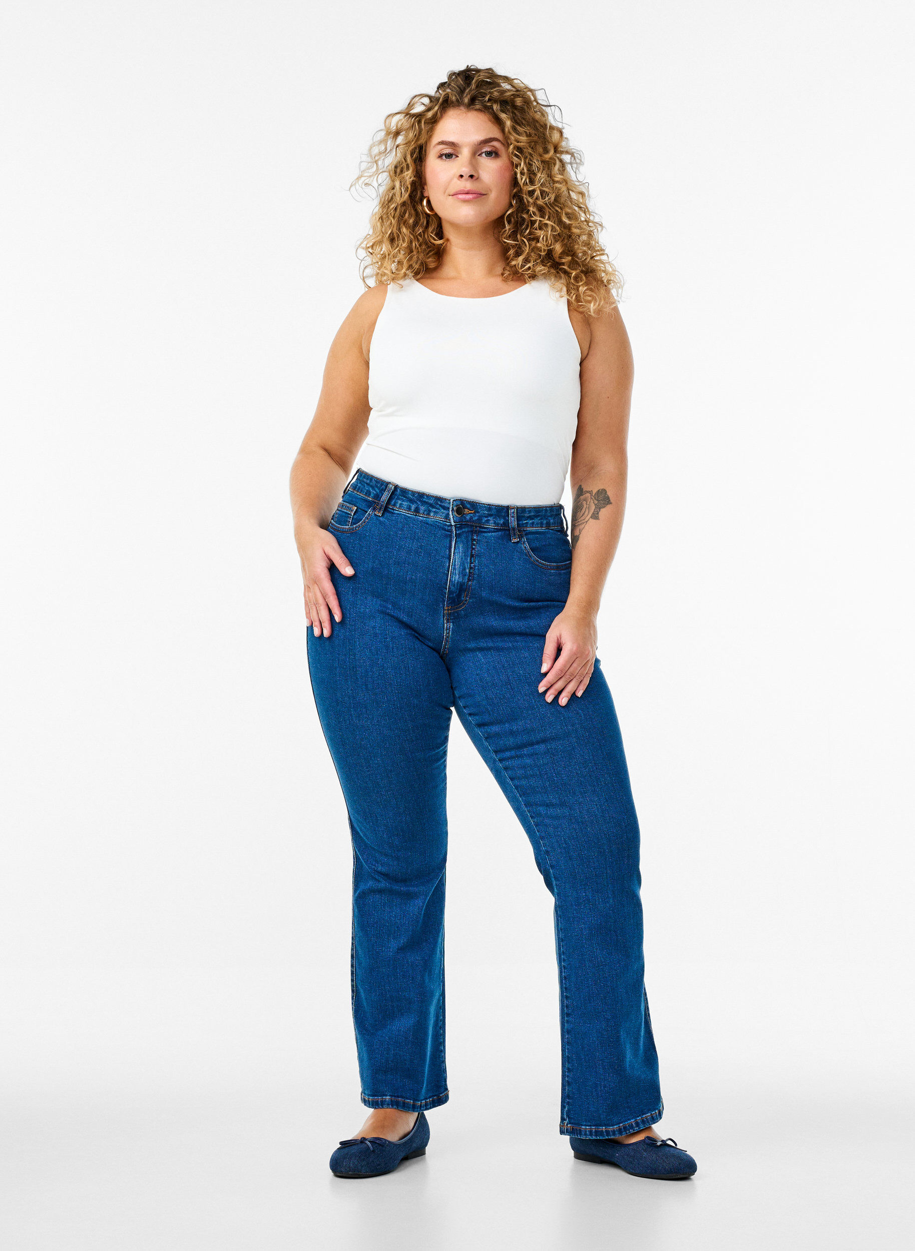 Ellen jeans bootcut avec taille haute, Bleu, Model
