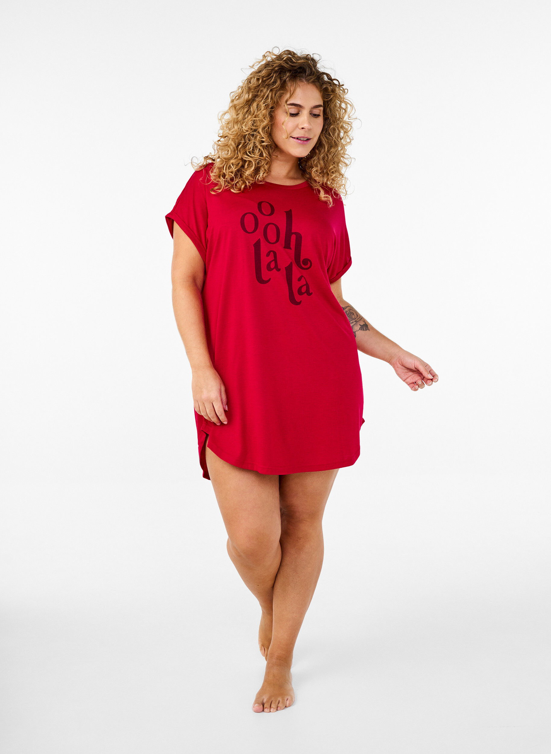 Zizzi Chemise de nuit &agrave; manches courtes avec imprim&eacute; de texte, Rouge, Model image number 1