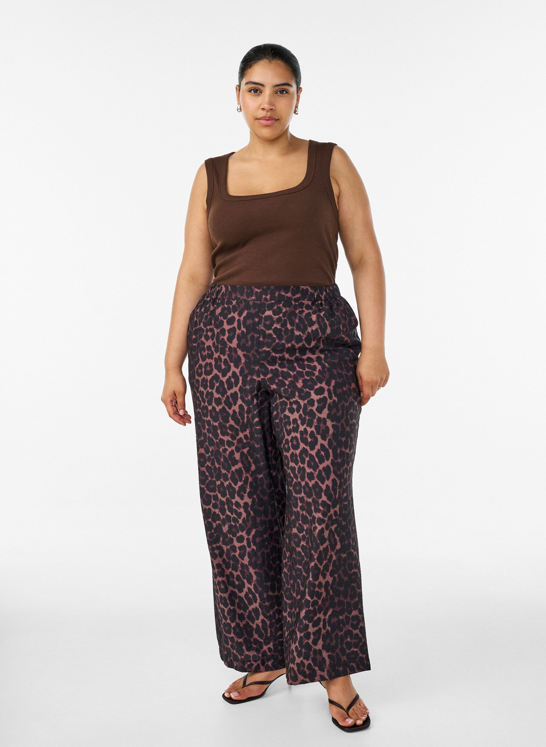 Pantalon en viscose avec taille &eacute;lastiqu&eacute;e et jambes droites, Marron, Model