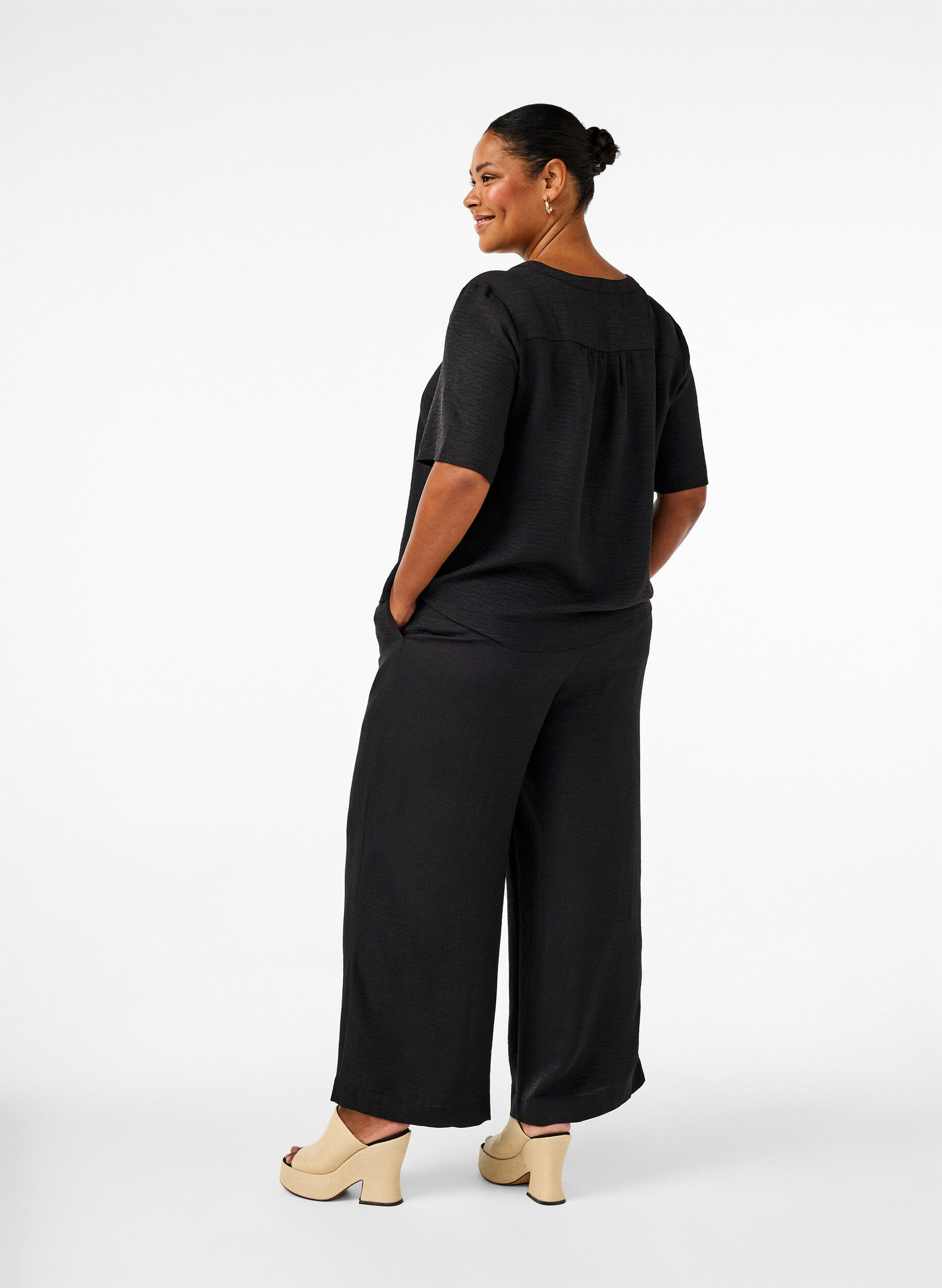 ZizziPantalon ample avec ceinture &eacute;lastique et poches, Noir, Model image number 1