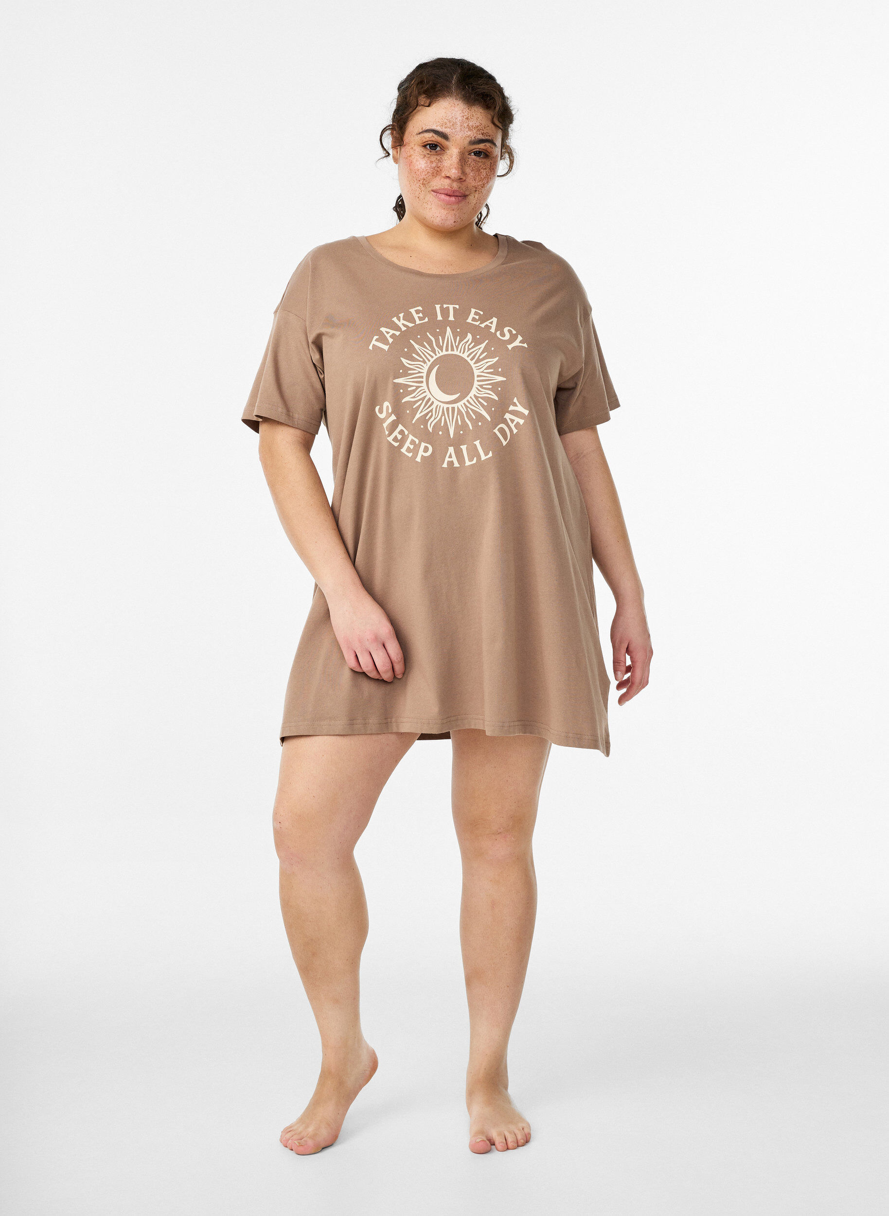 Zizzi T-shirt de nuit long en coton bio avec imprim&eacute;, Beige, Model image number 1
