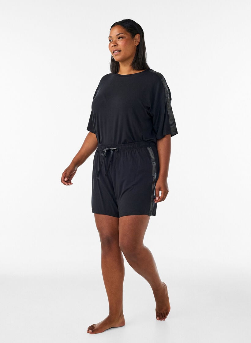Short de pyjama en modal avec bande contrastante, Noir, Model image number 1