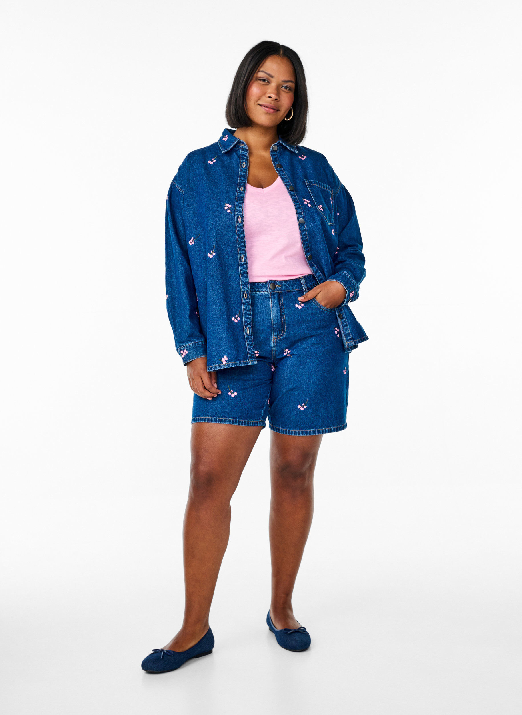 Zizzi Chemise en jean avec fleurs brod&eacute;es, Bleu, Model image number 1