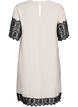 Robe courte avec des empi&egrave;cements en dentelle contrastants, Beige, Packshot image number 1