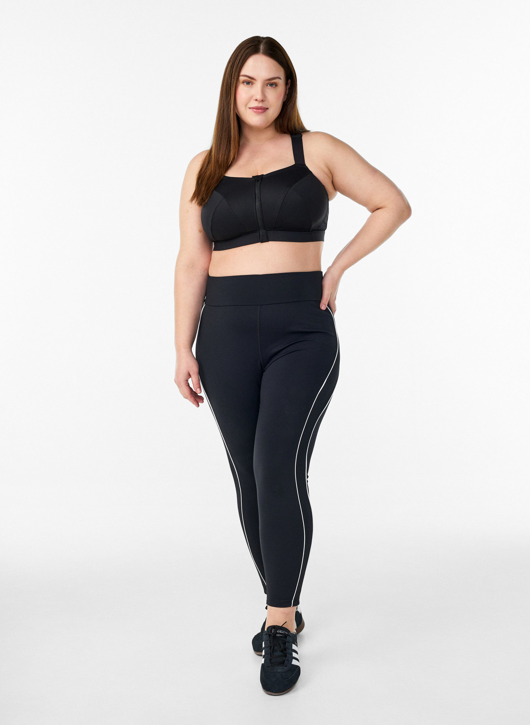 ZizziSportbeha met sluiting aan de voorkant en goede ondersteuning, Zwart, Model image number 1