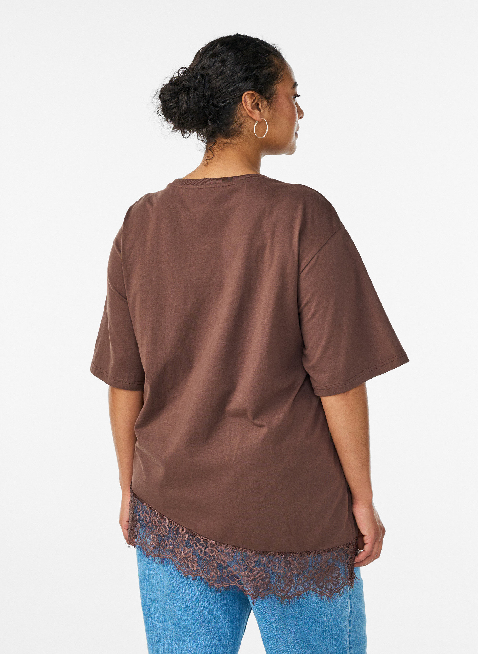 Zizzi T-shirt avec ourlet asym&eacute;trique en dentelle, Marron, Model image number 2