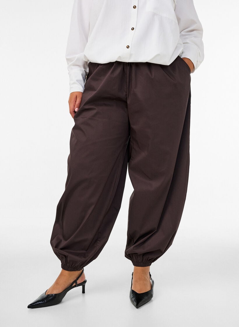 Pantalon ballon avec poches et ceinture &eacute;lastique, Marron, Model