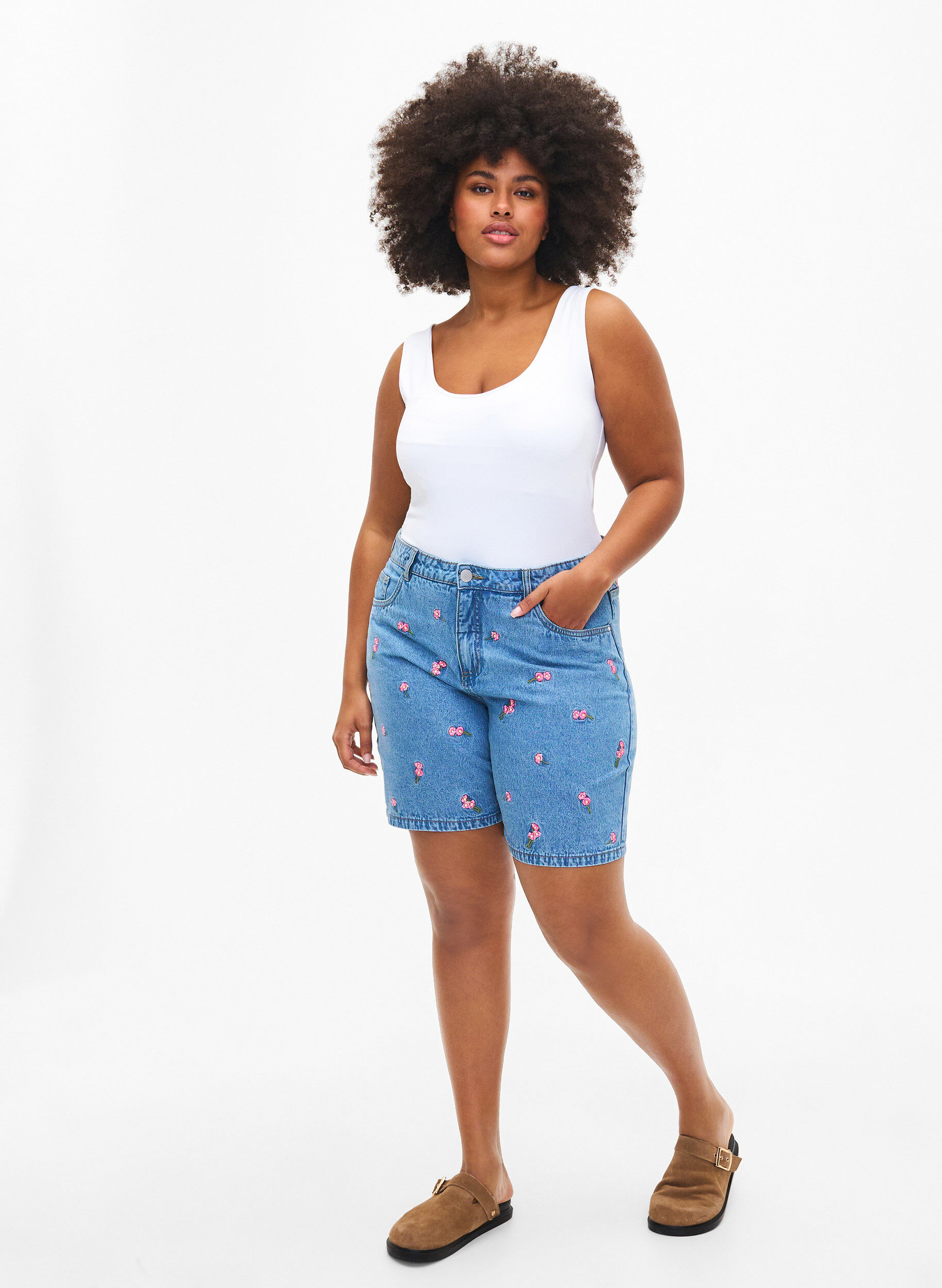 Zizzi Shorts en jean avec des fleurs brod&eacute;es, Bleu Clair, Model image number 1