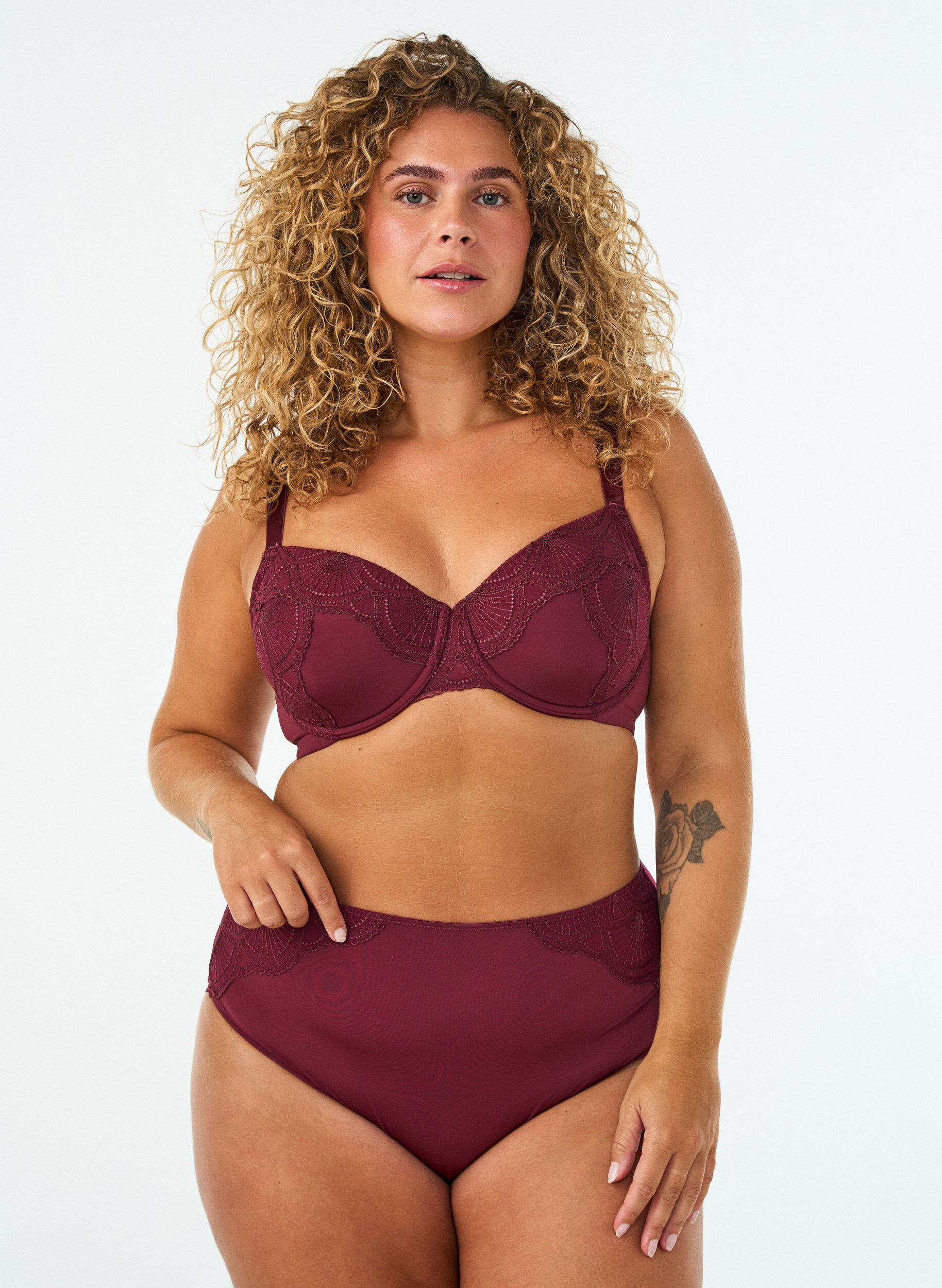 ZizziSoutien-gorge rembourr&eacute; &agrave; armatures avec dentelle et dos en U, Bordeaux, Model image number 1
