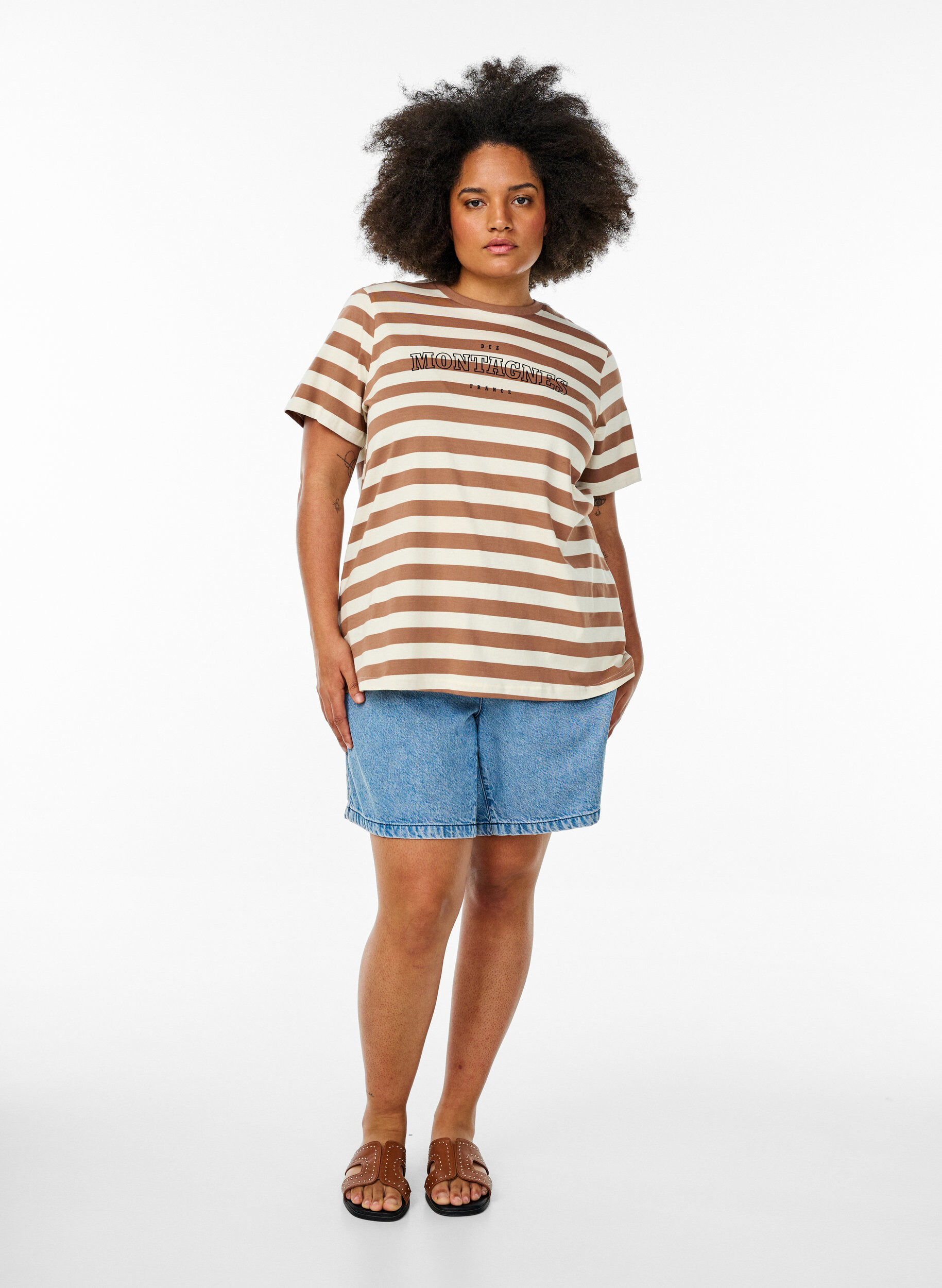 Zizzi T-shirt en coton biologique avec des rayures et du texte, Camel, Model image number 1