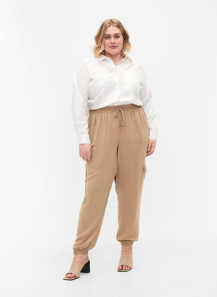 Pantalon cargo de couleur unie avec de grandes poches, Nomad, Model image number 0