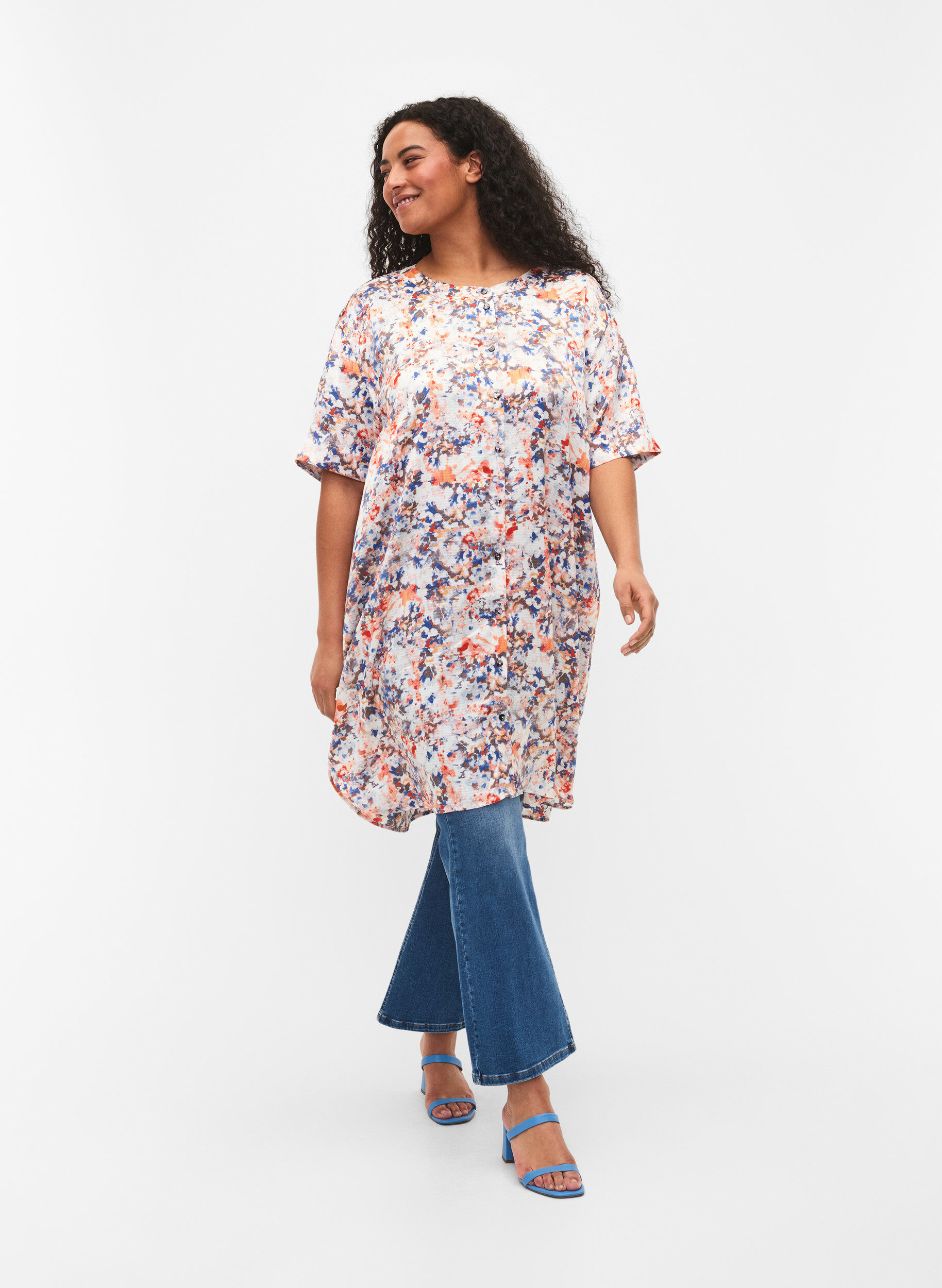 Zizzi	 Bedrukte overhemdjurk met knoopsluiting, B.White graphic AOP, Model image number 2