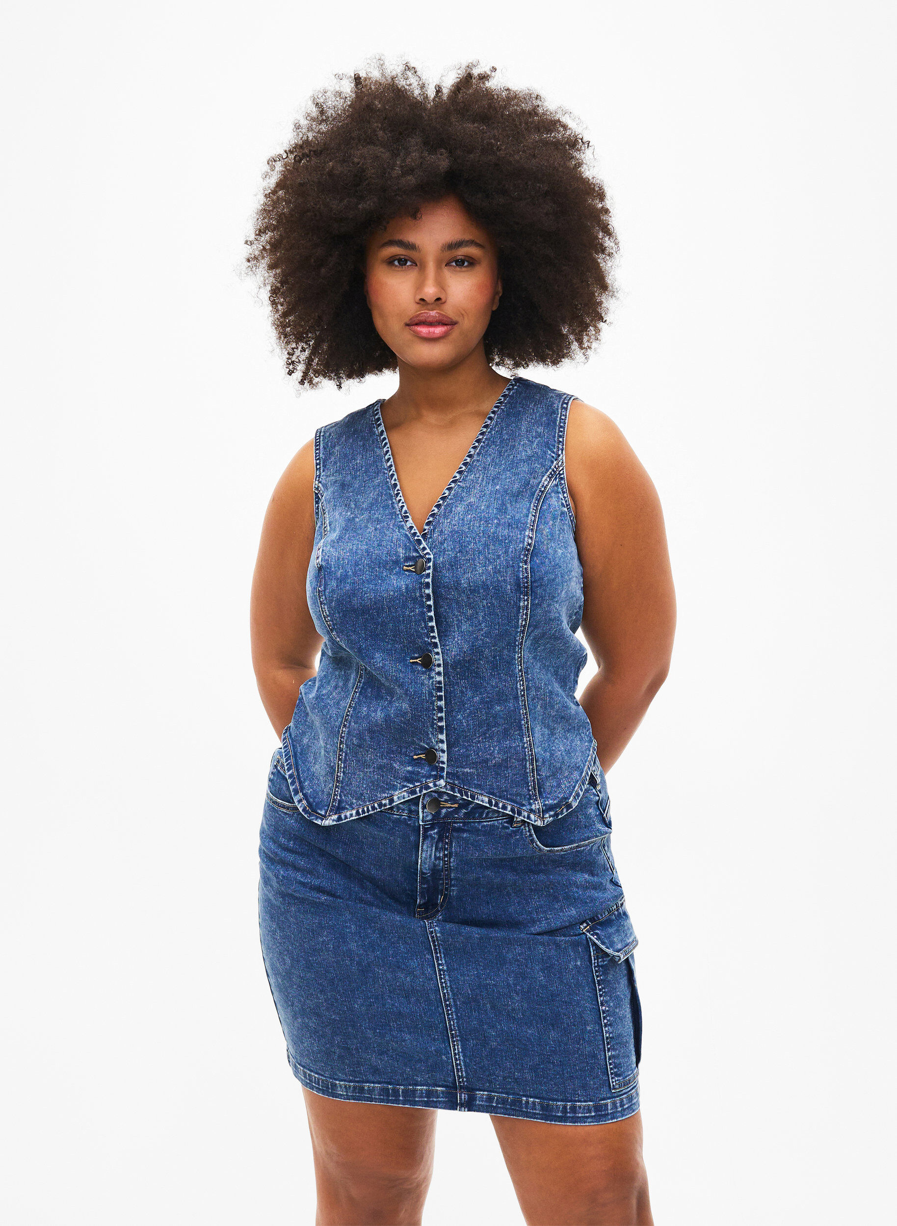 Zizzi Gilet slim fit en jean avec des boutons, Blue Denim, Model image number 2
