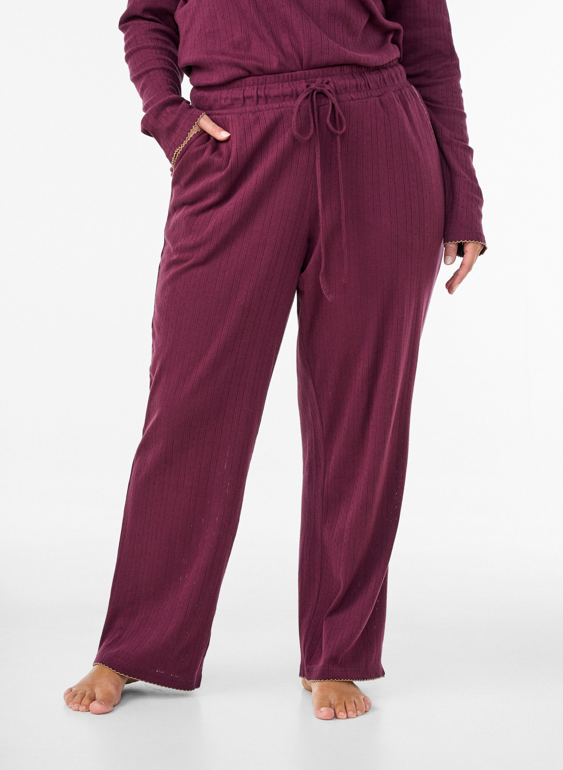 ZizziBas de pyjama en coton biologique avec broderie ajour&eacute;e, Bordeaux fonc&eacute;, Model image number 2
