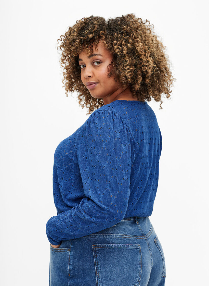 Chemisier avec col en V et motif ajouré, Limoges, Model image number 1