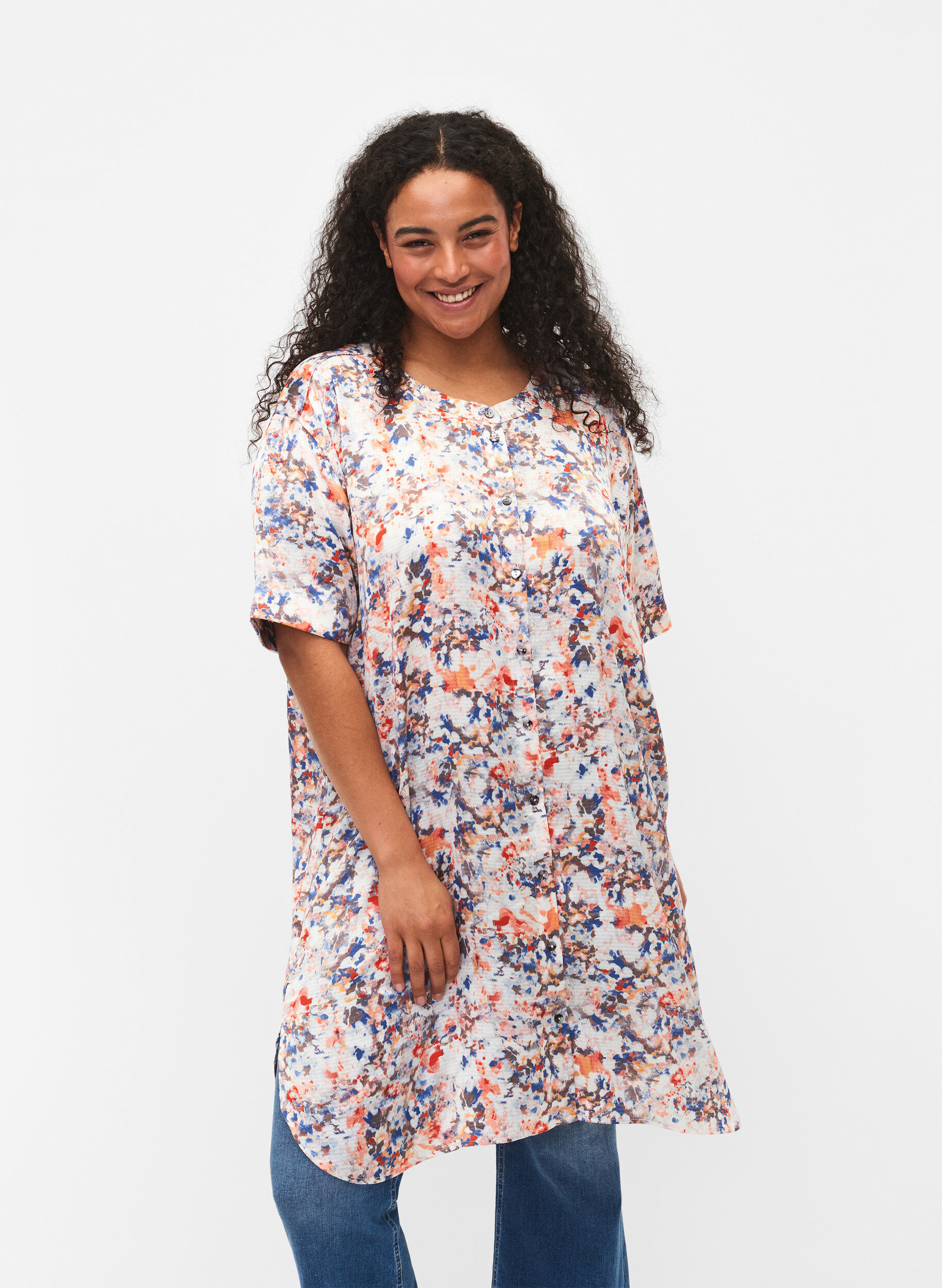 Zizzi	 Bedrukte overhemdjurk met knoopsluiting, B.White graphic AOP, Model image number 0