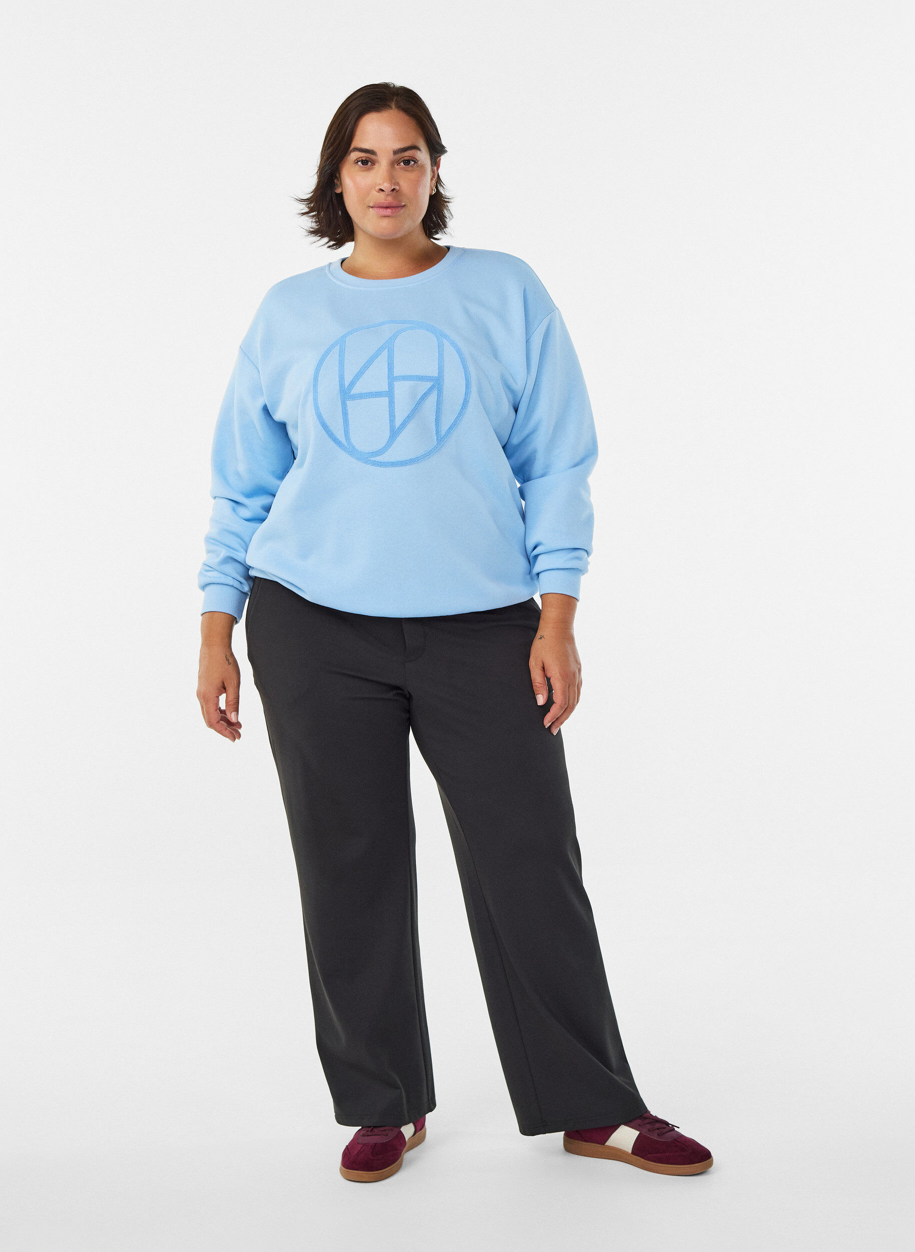 Zizzi Sweatshirt avec logo en tissu &eacute;ponge, Bleu Clair, Model image number 1