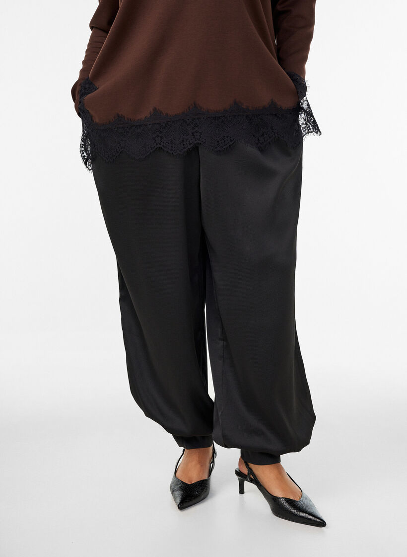 Pantalon ballon satin&eacute;, Noir, Model image number 2