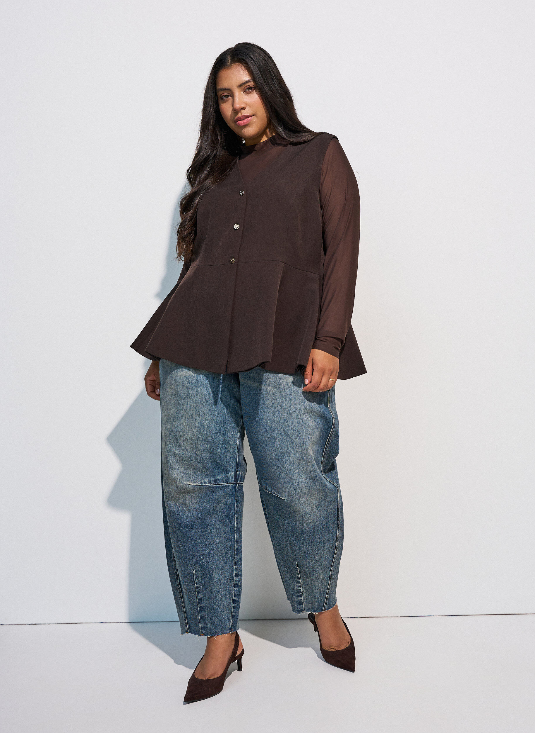 ZizziGilet &agrave; fines rayures avec basque, Marron, Model image number 1