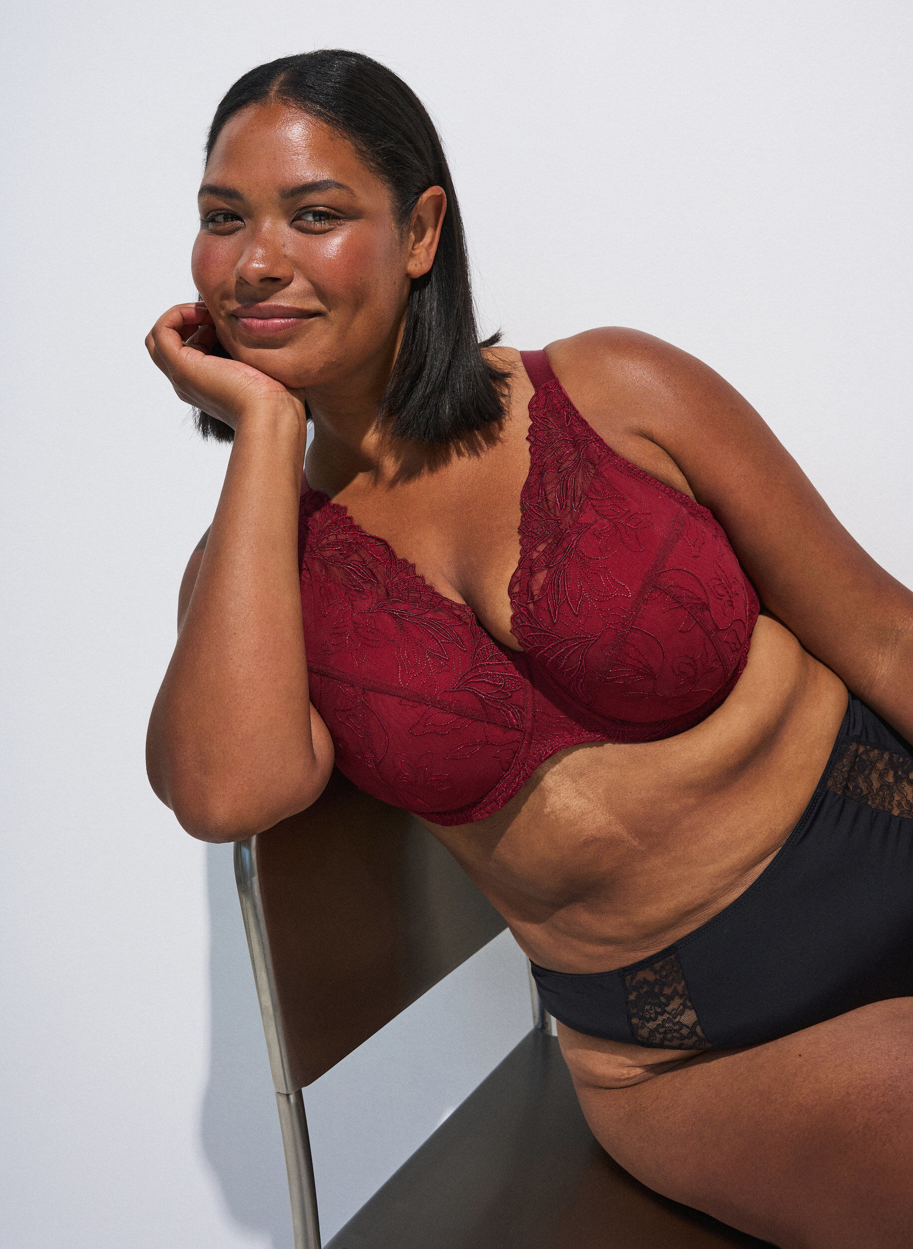 Soutien-gorge rembourr&eacute; en dentelle avec armatures