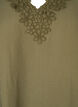 Blouse van viscose met v-hals en borduursel, Groen, Packshot image number 2