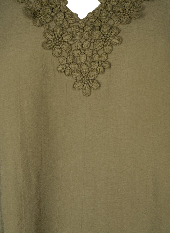 Blouse van viscose met v-hals en borduursel, Groen, Packshot image number 2
